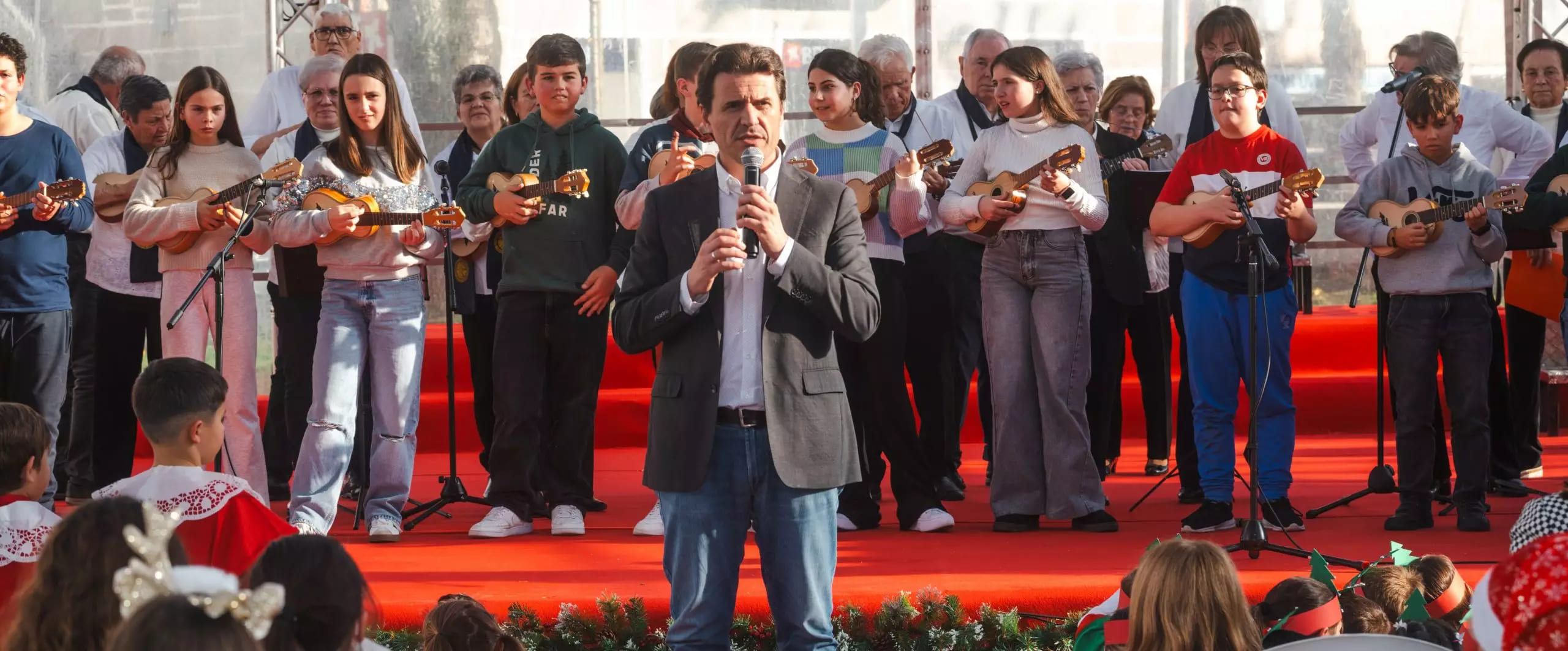 A-II-Mostra-Artistica-Infanto-Juvenil-encheu-de-espirito-natalicio-a-tenda-do-Natal-na-Praca-1-scale