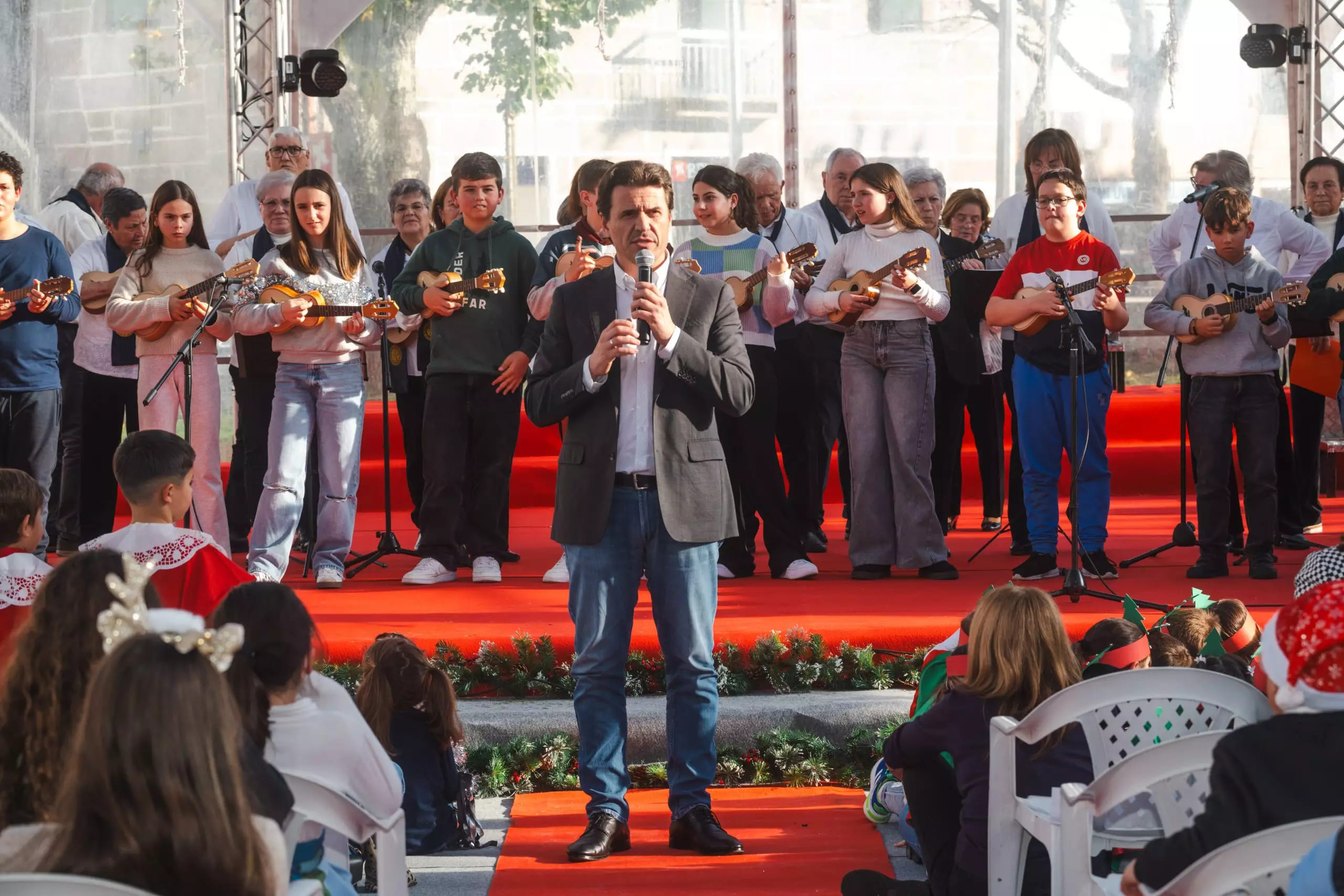 A-II-Mostra-Artistica-Infanto-Juvenil-encheu-de-espirito-natalicio-a-tenda-do-Natal-na-Praca-scaled