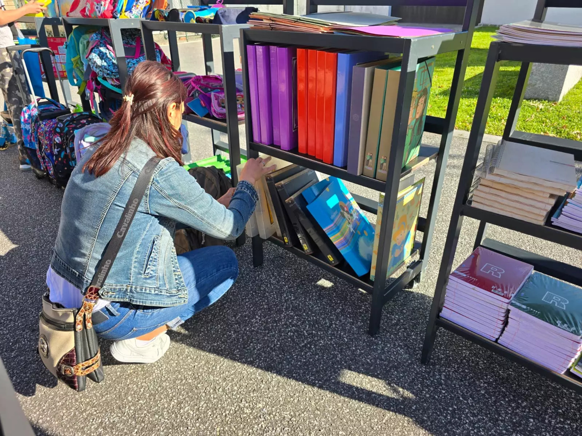 Eco-Loja-Comunitaria-disponibiliza-materiais-escolares-roupas-e-calcado-para-ajudar-a-reduzir-despes