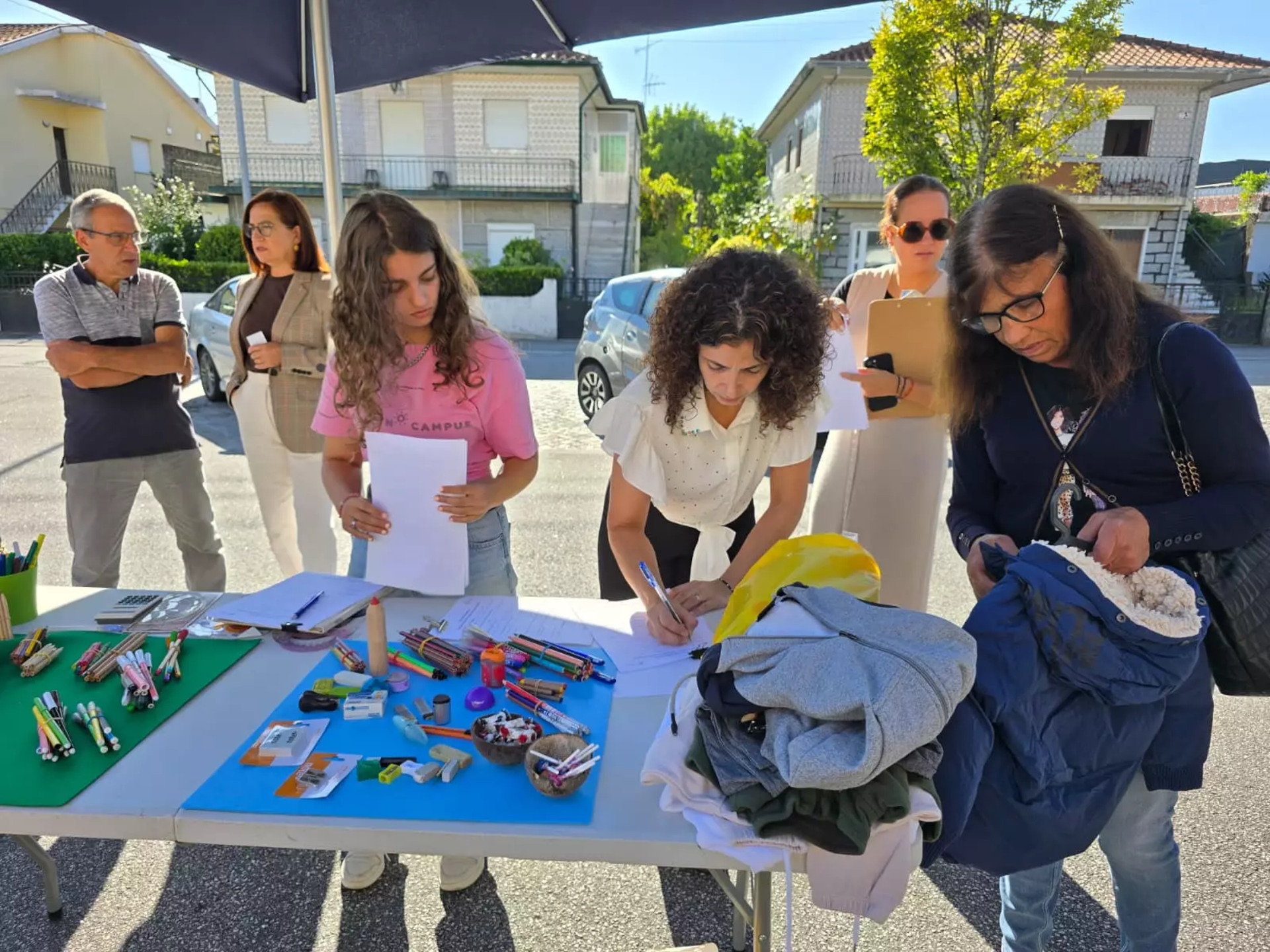 Eco-Loja-Comunitaria-disponibiliza-materiais-escolares-roupas-e-calcado-para-ajudar-a-reduzir-despes