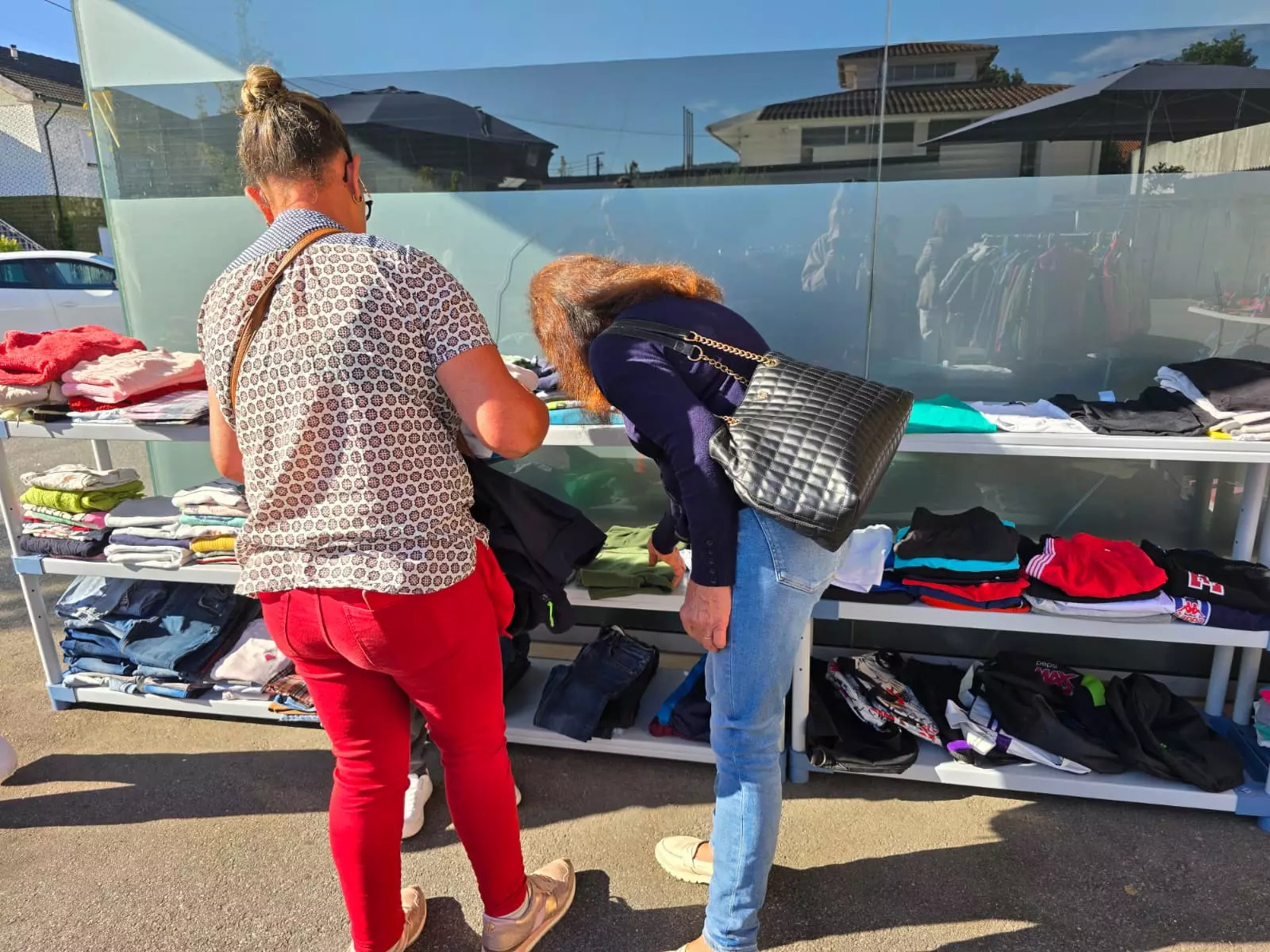 Eco-Loja-Comunitaria-disponibiliza-materiais-escolares-roupas-e-calcado-para-ajudar-a-reduzir-despes