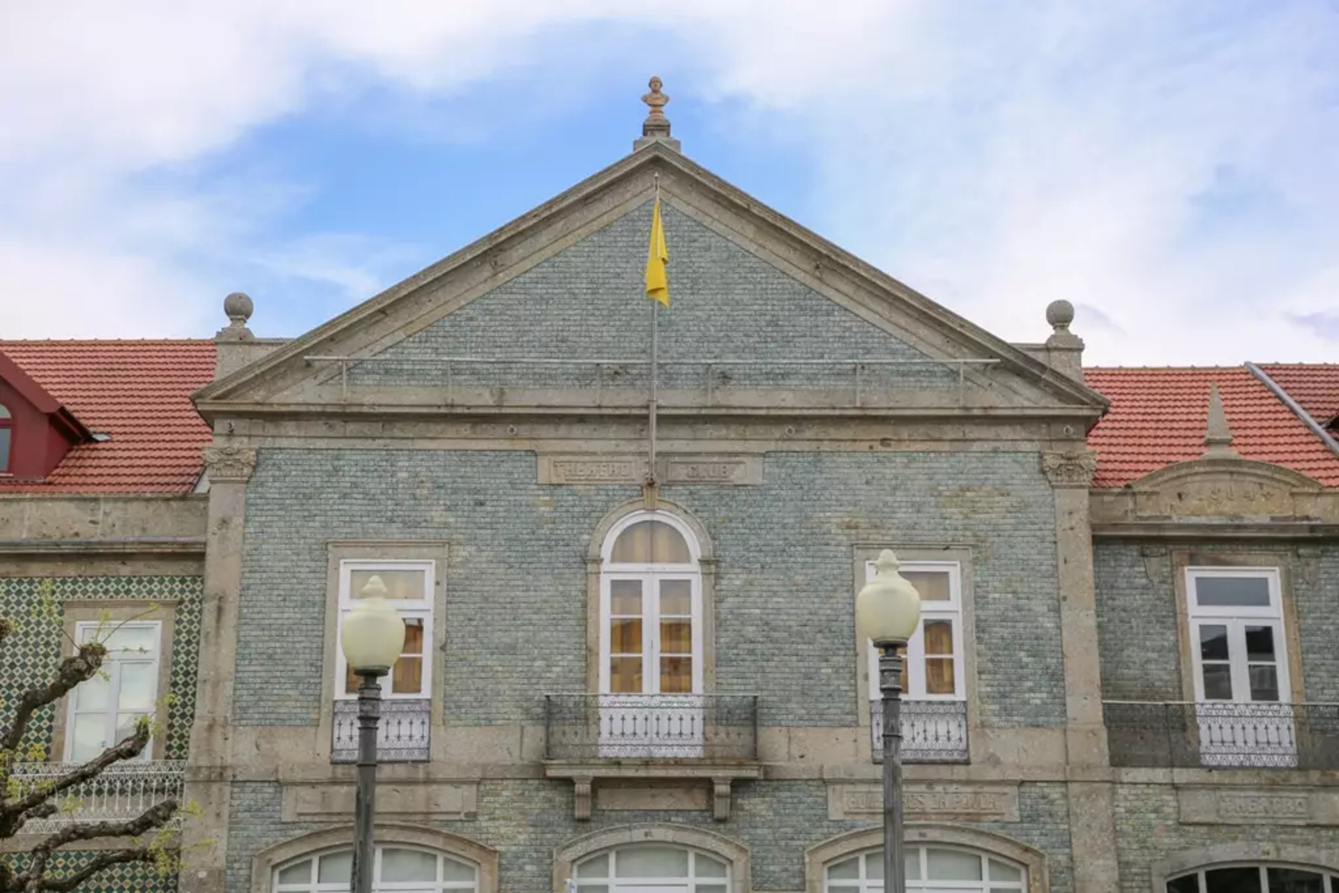 Galeria de Exposições apresenta retratos a carvão durante o CONTE