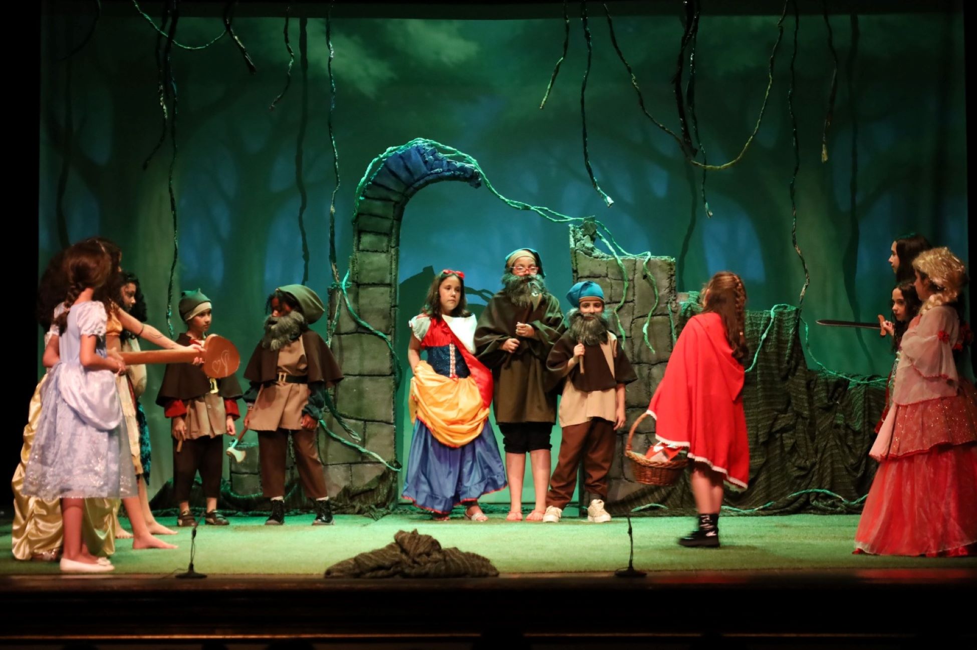 Turmas das crianças das oficinas de teatro sobem ao palco do Theatro Club