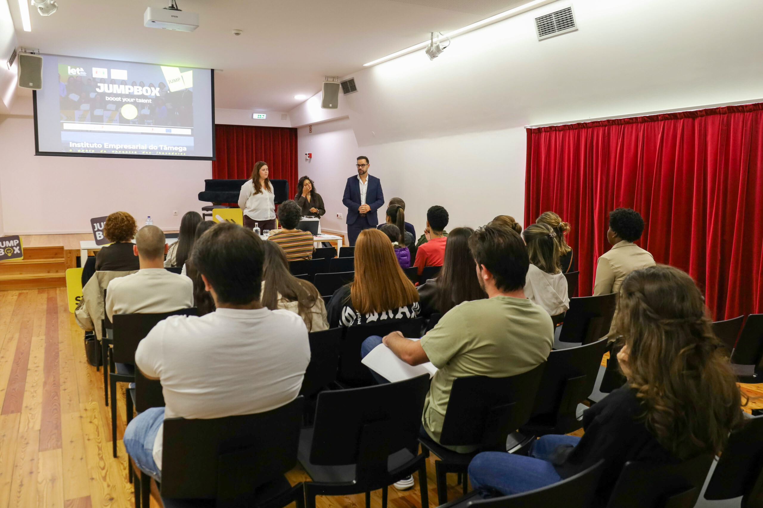 Município povoense aproxima jovens das oportunidades de emprego e empreendedorismo